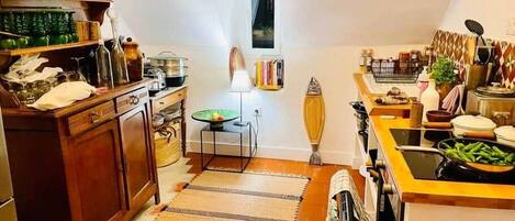 ثلاجة، فرن، محمصة خبز، مستلزمات طهي/أطباق/أوعية