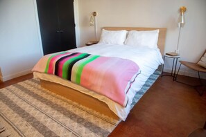Desk, WiFi, bed sheets - Inquirer Studio at The Kestrel (Philadelphia)