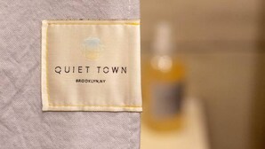 Ein Etikett an einem Möbelstück mit dem Text 'QUIET TOWN BROOKLYN, NY'.