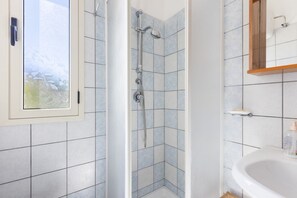 Shower, towels - GuestHost - Cozy 70 sq m apartment, perfect for six people, located on the mezzanine floor of a small condominium.The property is located in Buggerru, approximately 1.4 km from Buggerru Beach and 7 km from Cala Domestica Beach. The area is conveniently l (Buggerru)