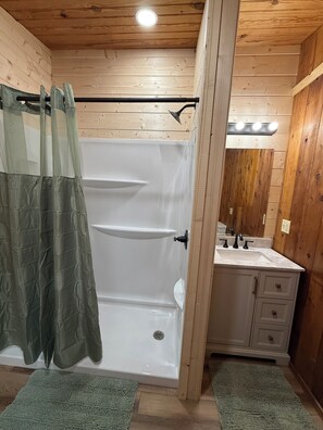 Shower, hair dryer, towels, soap - Heart of The Meramec River Cabin (Bourbon)