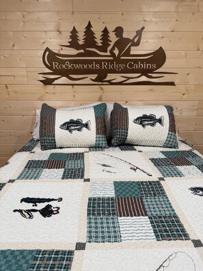 6 bedrooms, iron/ironing board, WiFi, bed sheets - Heart of The Meramec River Cabin (Bourbon)