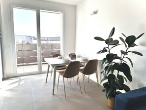 Dining - Jungle Sarnico Color Suites  -Garage - Self check - 2 min from the lake and downtown (Sarnico)