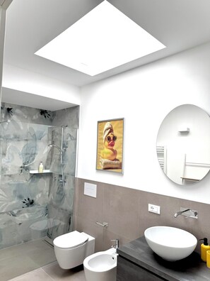 Shower, hair dryer, bidet, towels - Jungle Sarnico Color Suites  -Garage - Self check - 2 min from the lake and downtown (Sarnico)