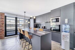 Fridge, microwave, stovetop, toaster - City Light W/ 2BR, Pool & Gym Near Costanera Center (Providencia)