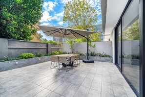 Outdoor dining - City Light W/ 2BR, Pool & Gym Near Costanera Center (Providencia)