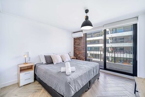 2 bedrooms, iron/ironing board, WiFi - City Light W/ 2BR, Pool & Gym Near Costanera Center (Providencia)