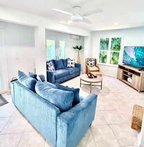 Smart TV, books - Elegant Escape. Private Pool, Spa & Minutes to Sanibel Beaches (Fort Myers)