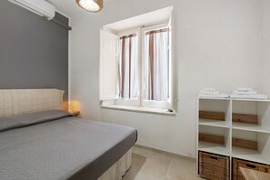 1 bedroom, iron/ironing board, WiFi, bed sheets - Studio Apartment 'Monolocale Il Cortiletto 21' with Shared Terrace, Wi-Fi and Air Conditioning (Marsala)