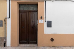 Exterior detail - Studio Apartment 'Monolocale Il Cortiletto 21' with Shared Terrace, Wi-Fi and Air Conditioning (Marsala)
