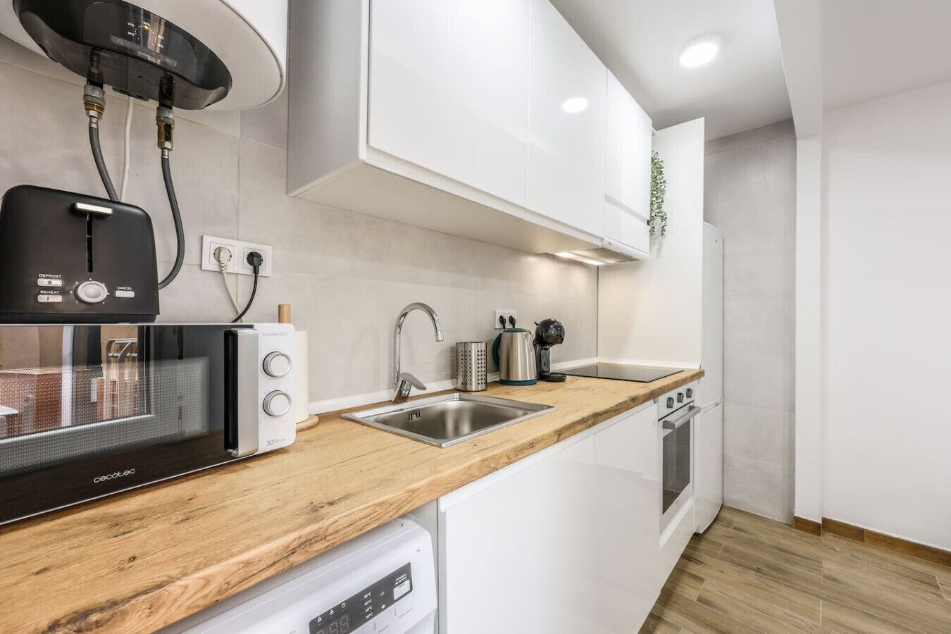 Een koelkast, een magnetron, een oven, een kookplaat