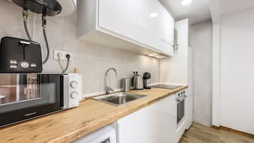 Een koelkast, een magnetron, een oven, een kookplaat