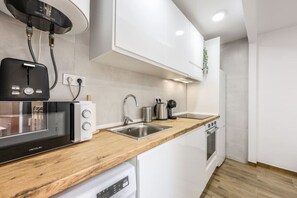 ثلاجة، ميكروويف، فرن، موقد طهي مسطح