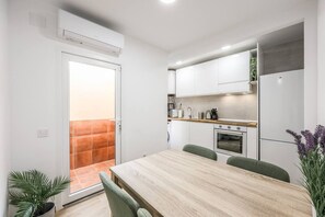 ثلاجة، ميكروويف، فرن، موقد طهي مسطح