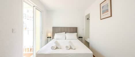 Tabla de planchar con plancha, wifi y ropa de cama