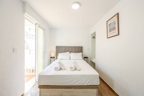 Tabla de planchar con plancha, wifi y ropa de cama 