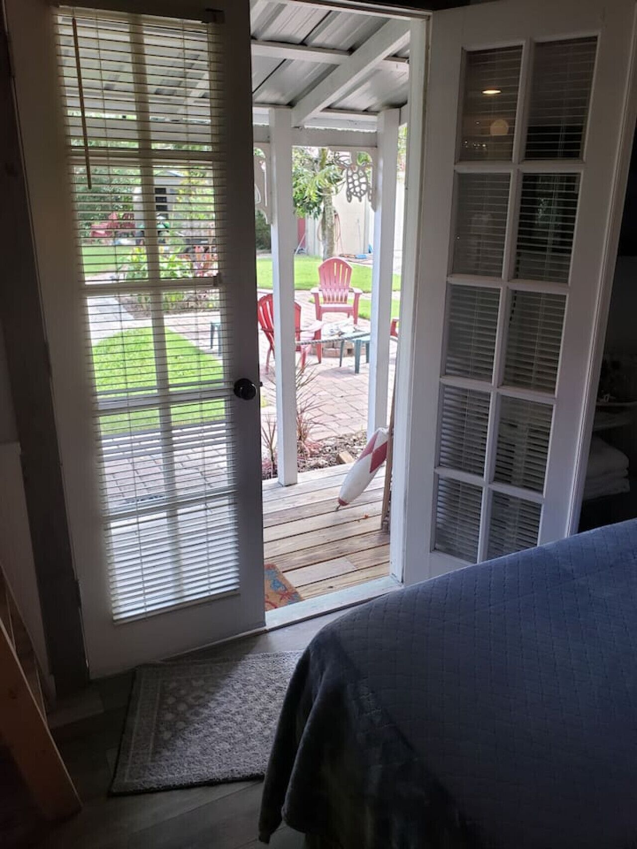 Desk, iron/ironing board, WiFi, bed sheets