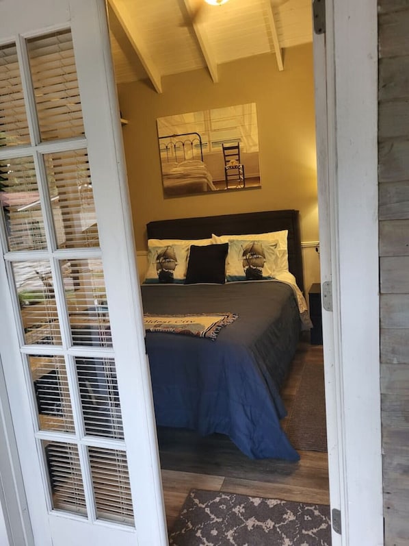 Desk, iron/ironing board, WiFi, bed sheets