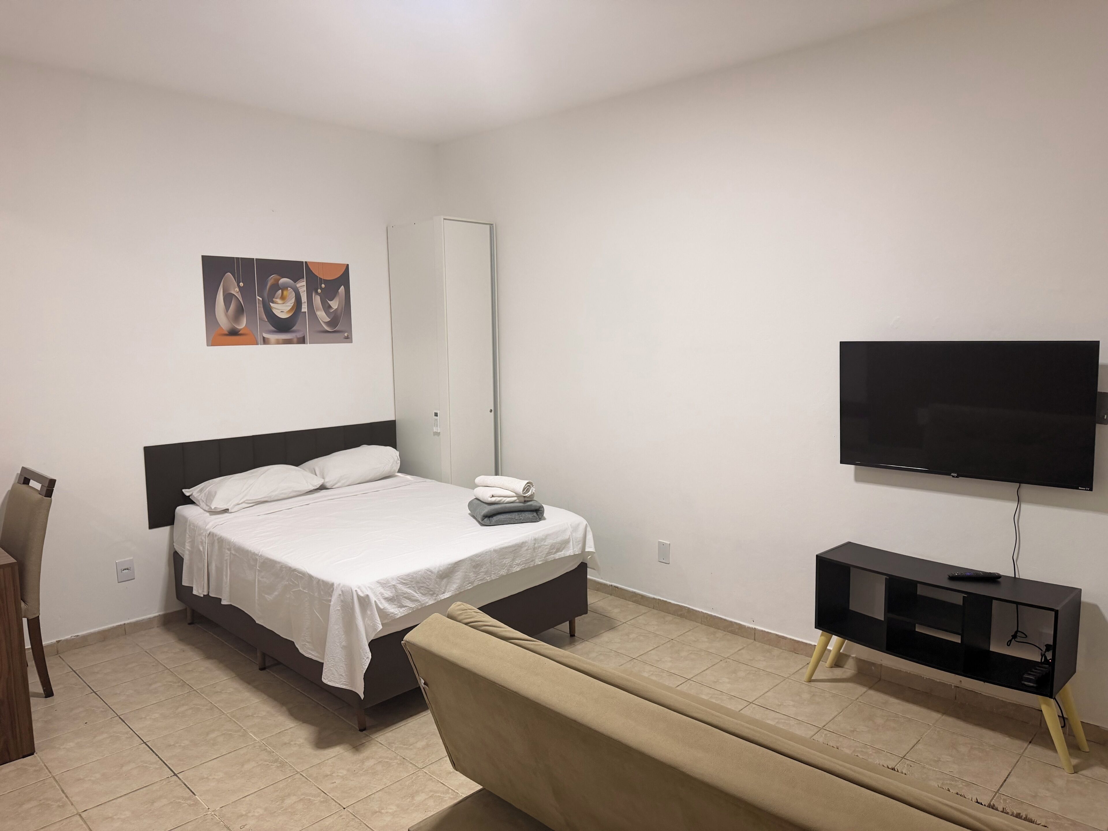 1 habitación, tabla de planchar con plancha, wifi y ropa de cama 