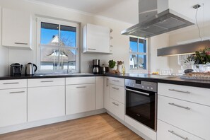 Fridge, oven, stovetop, dishwasher - Holiday Home 'Idyllisches Reethaus in Strandnähe' with Shared Terrace, Private Garden and Wi-Fi (Fuhlendorf)