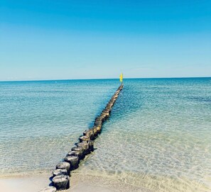 Beach - Holiday Home 'Idyllisches Reethaus in Strandnähe' with Shared Terrace, Private Garden and Wi-Fi (Fuhlendorf)