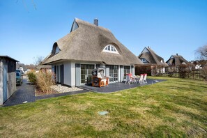 Exterior - Holiday Home 'Idyllisches Reethaus in Strandnähe' with Shared Terrace, Private Garden and Wi-Fi (Fuhlendorf)