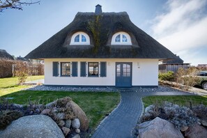 Exterior - Holiday Home 'Idyllisches Reethaus in Strandnähe' with Shared Terrace, Private Garden and Wi-Fi (Fuhlendorf)