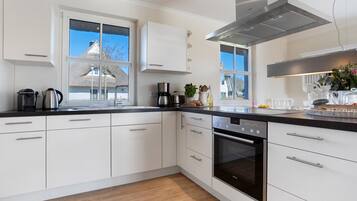 Kjøleskap, ovn, kokeplater og oppvaskmaskin