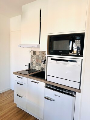 Réfrigérateur, micro-ondes, plaque de cuisson, lave-vaisselle