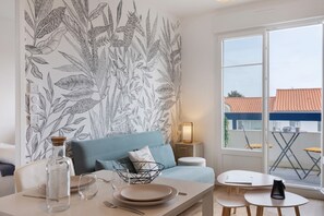 TV - Stay in the Heart of La Chaume Facing the Ocean – Les Barges 40! (Les Sables-d'Olonne)