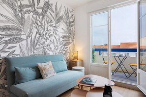 TV - Stay in the Heart of La Chaume Facing the Ocean – Les Barges 40! (Les Sables-d'Olonne)