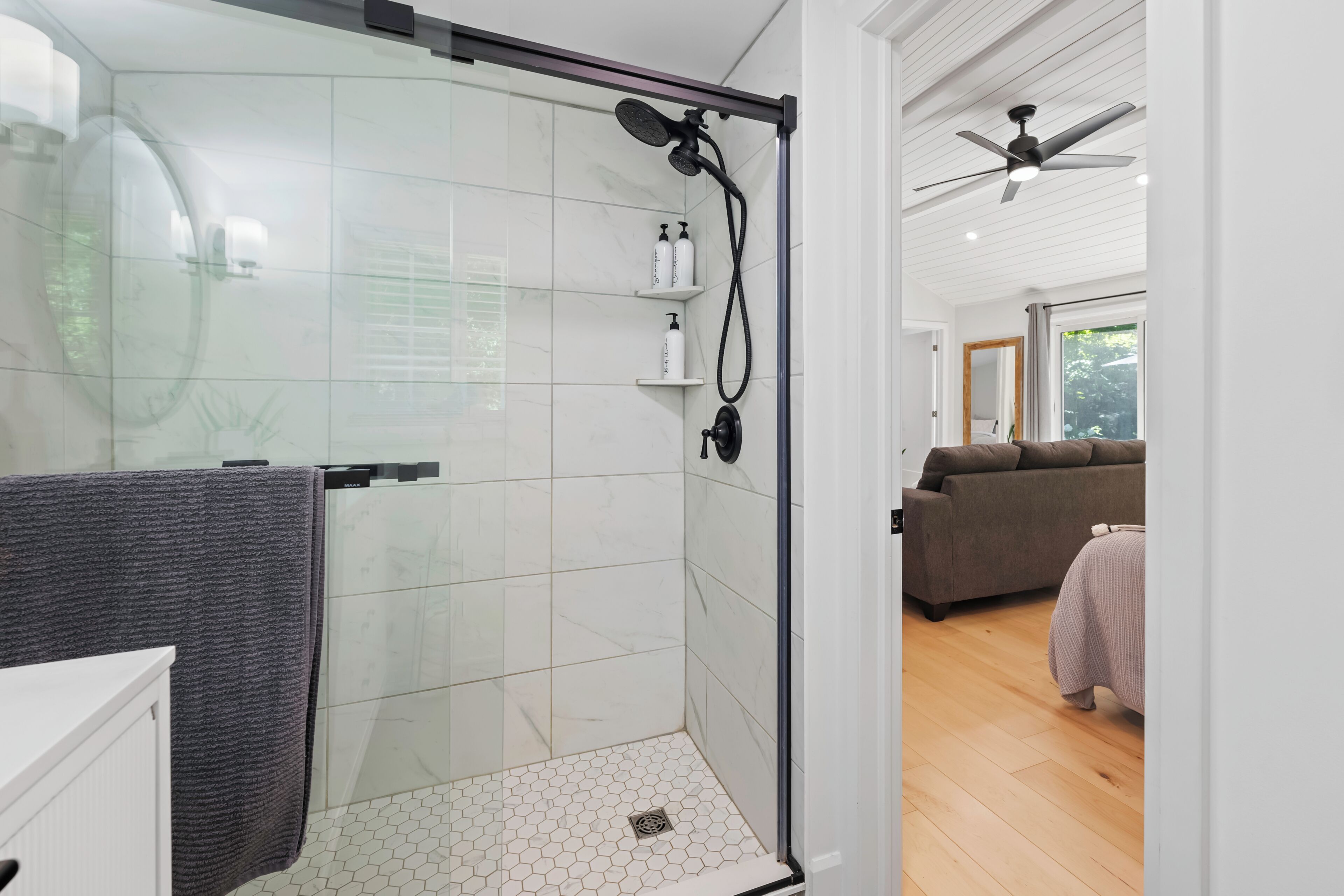 Douche, serviettes fournies, savon, shampoing