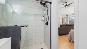 Douche, serviettes fournies, savon, shampoing