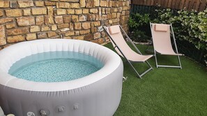 Outdoor spa tub - Welcome to Dora's little house! (Chiusanico)