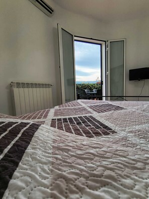 1 bedroom, iron/ironing board, free WiFi, bed sheets - Welcome to Dora's little house! (Chiusanico)