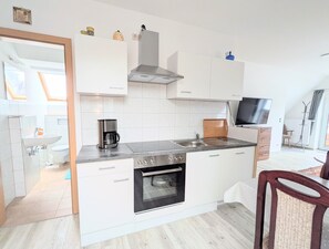 Frigorífico, horno, placa de cocina y lavavajillas
