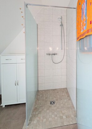 Een douche, een haardroger, handdoeken