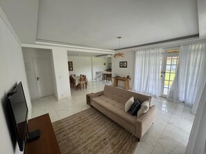 Unclassified image, 4 of 17, button - 3 min walk from the beach. Cozy house with barbecue and pool for families. (Rio das Ostras)