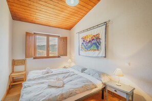 3 habitaciones, tabla de planchar con plancha, wifi y ropa de cama 