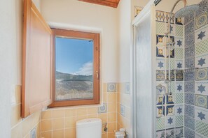 Regadera, secadora de cabello, toallas 