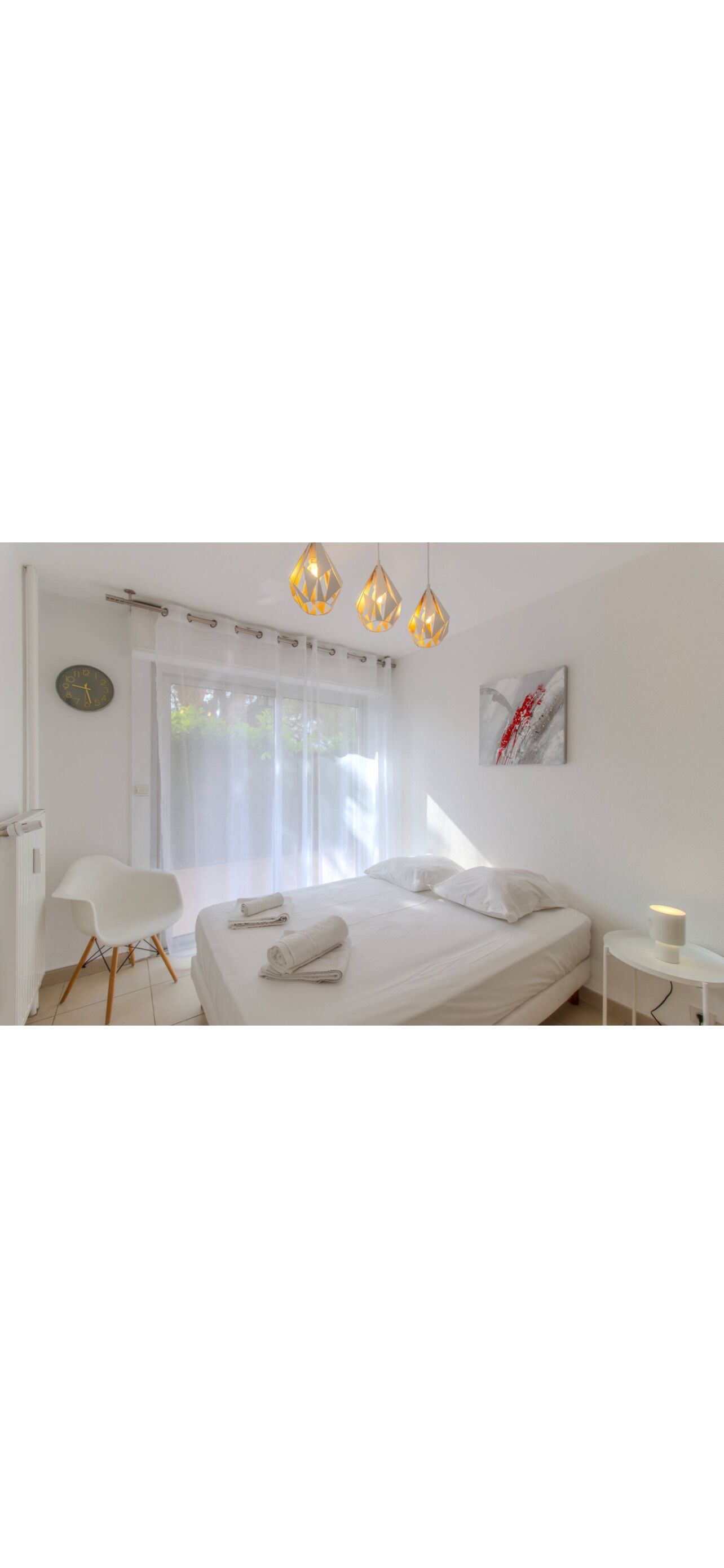 3 chambres, bureau, fer et planche à repasser, lit de bébé portatif