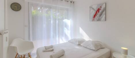 3 室のベッドルーム、デスク、アイロン / アイロン台、旅行用ベビーベッド