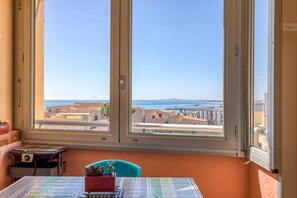 Interior - Beach Getaway in Sète – Apartment with Private Parking near La Corniche (Sète)