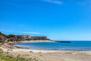 Beach nearby - Beach Getaway in Sète – Apartment with Private Parking near La Corniche (Sète)