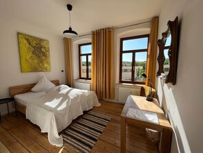 1 bedroom, WiFi, bed sheets - Artist room 1.1 - the sunlit room (Gera)