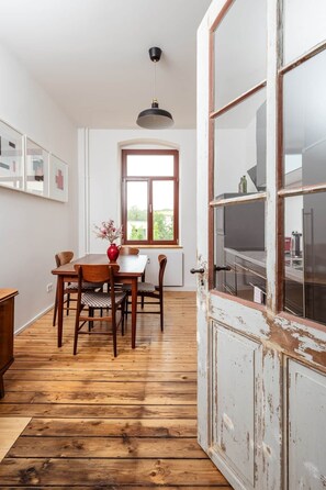 Dining - Artist room 1.1 - the sunlit room (Gera)