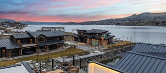 *NEW Lakefront Luxury | Rooftop Deck, Views, Dock, Hot Tub & Spa Amenities