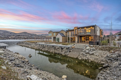 *NEW Lakefront Luxury | Rooftop Deck, Views, Dock, Hot Tub & Spa Amenities