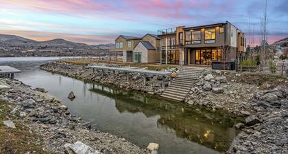 *NEW Lakefront Luxury | Rooftop Deck, Views, Dock, Hot Tub & Spa Amenities