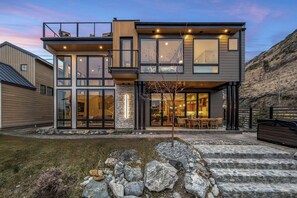 Exterior - *NEW Lakefront Luxury | Rooftop Deck, Views, Dock, Hot Tub & Spa Amenities (Chelan)